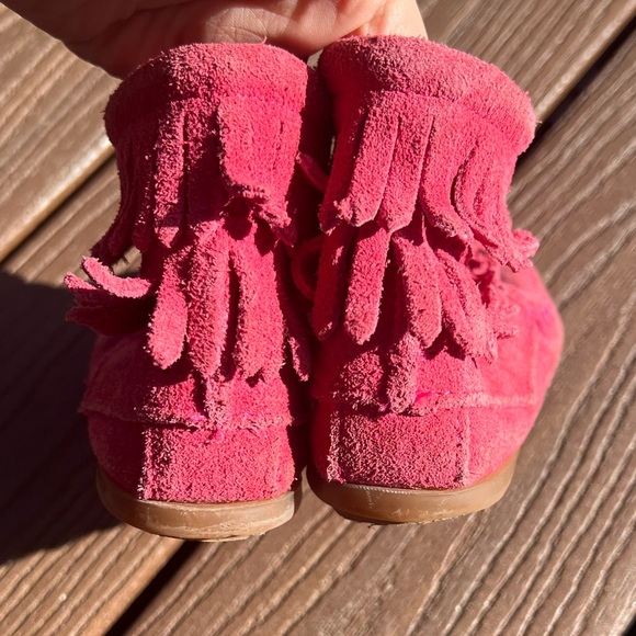 Minnetonka girls moccasin fringe boots - size 10 - Picture 4 of 6